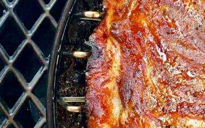 Καπνιστά χοιρινά παϊδάκια σε ψησταριά υγραερίου