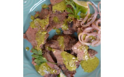 Συκώτι με σάλτσα Chimichurri και ψητά κρεμμύδια Συκώτι με σάλτσα Chimichurri και ψητά κρεμμύδια