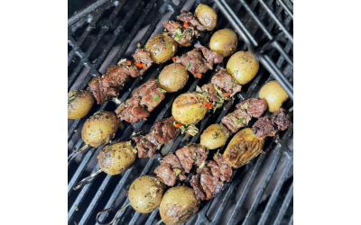 Μοσχαρίσια Σουβλάκια με Πατάτες Baby