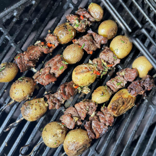 Μοσχαρίσια Σουβλάκια με Πατάτες Baby