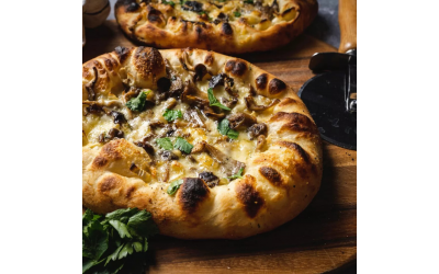 Pizza Mε Tυρί Mπρί & Mανιτάρια Pizza Mε Tυρί Mπρί & Mανιτάρια