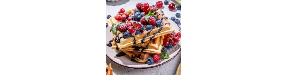 Βέλγικη βάφλα με καπνιστή blueberry sauce για τη γιορτή της μητέρας Βέλγικη βάφλα με καπνιστή blueberry sauce για τη γιορτή της μητέρας