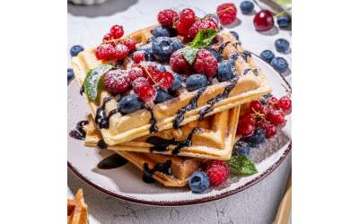 Βέλγικη βάφλα με καπνιστή blueberry sauce για τη γιορτή της μητέρας Βέλγικη βάφλα με καπνιστή blueberry sauce για τη γιορτή της μητέρας