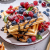 Βέλγικη βάφλα με καπνιστή blueberry sauce για τη γιορτή της μητέρας Βέλγικη βάφλα με καπνιστή blueberry sauce για τη γιορτή της μητέρας