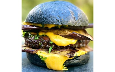 Burger με καπνιστό χταπόδι, ψητές μελιτζάνες και αγιολί Burger με καπνιστό χταπόδι, ψητές μελιτζάνες και αγιολί