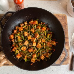 Μαντεμένιο Wok 35.5εκ. / 6.8lt – Lodge Μαντεμένιο Wok 35.5εκ. / 6.8lt – Lodge