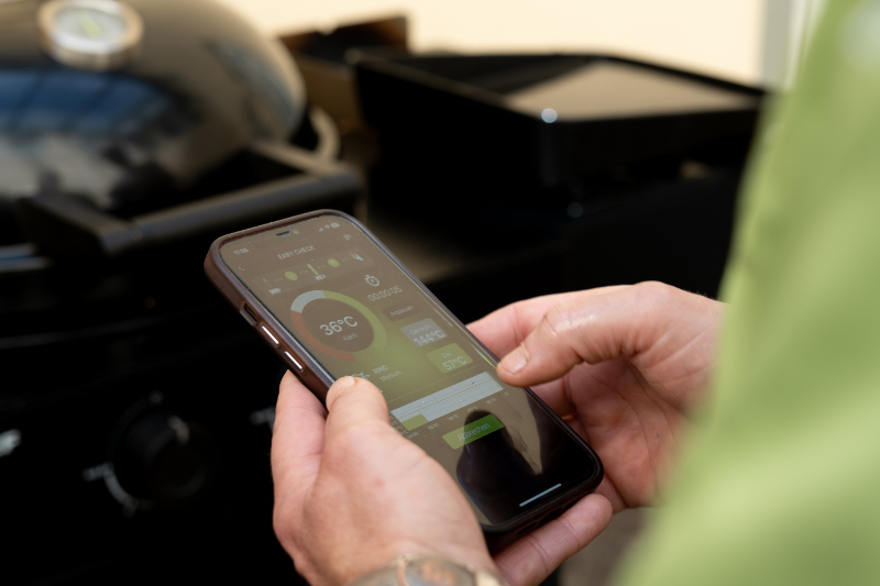 Χρήση της εφαρμογής Outdoorchef Easy Check σε smartphone για παρακολούθηση θερμοκρασίας BBQ